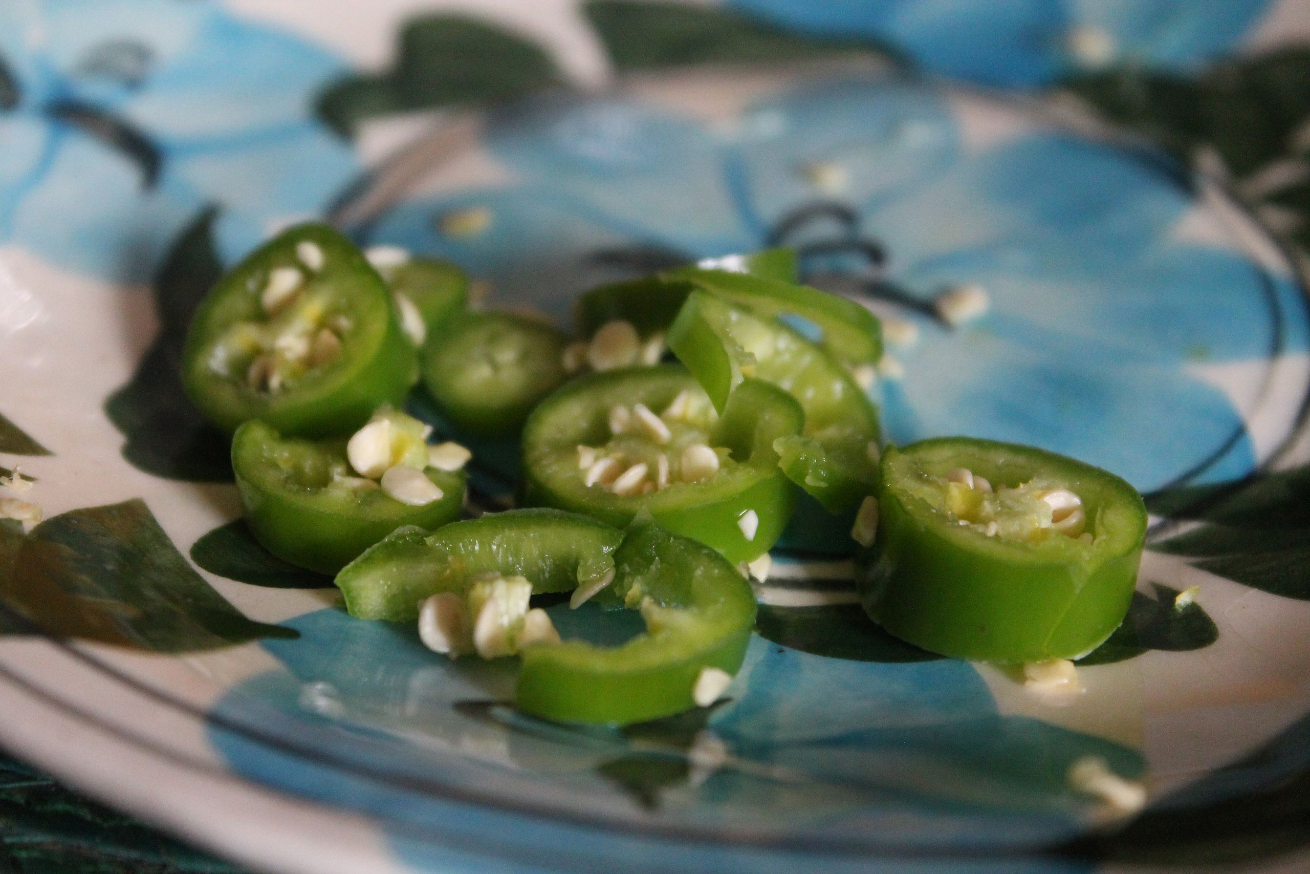 Grüne, unreifgeerntete Jalapeños